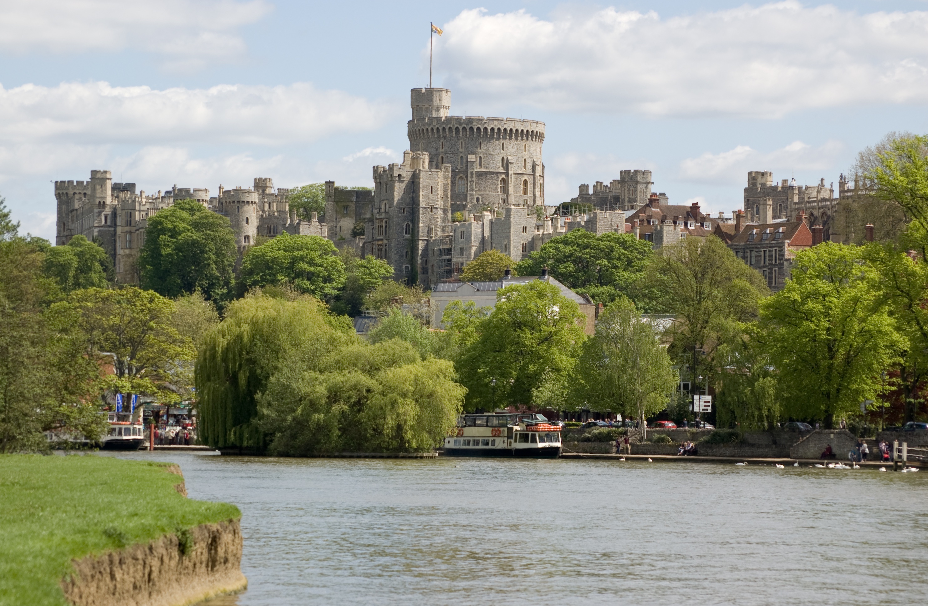 Picture of Windsor Castle just behind the river Thames in Windsor, Berkshire (1)